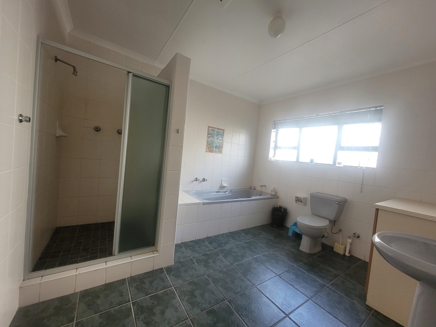To Let 4 Bedroom Property for Rent in Wavecrest Eastern Cape
